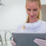 Imagem mostra profissional com um tablet usando a assinatura digital médica para emitir receita