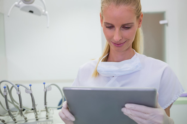 Imagem mostra profissional com um tablet usando a assinatura digital médica para emitir receita