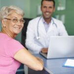 Imagem mostra paciente feliz com médico usando receita digital