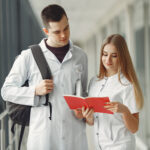 Imagem mostra estudantes com livros de medicina