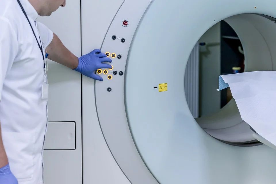 Aprenda o que é preciso para ter um equipamento de ressonância magnética em clínicas